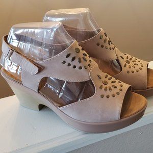 NATURAL SOUL Womens tan Sandals Shoes size 9 1/2